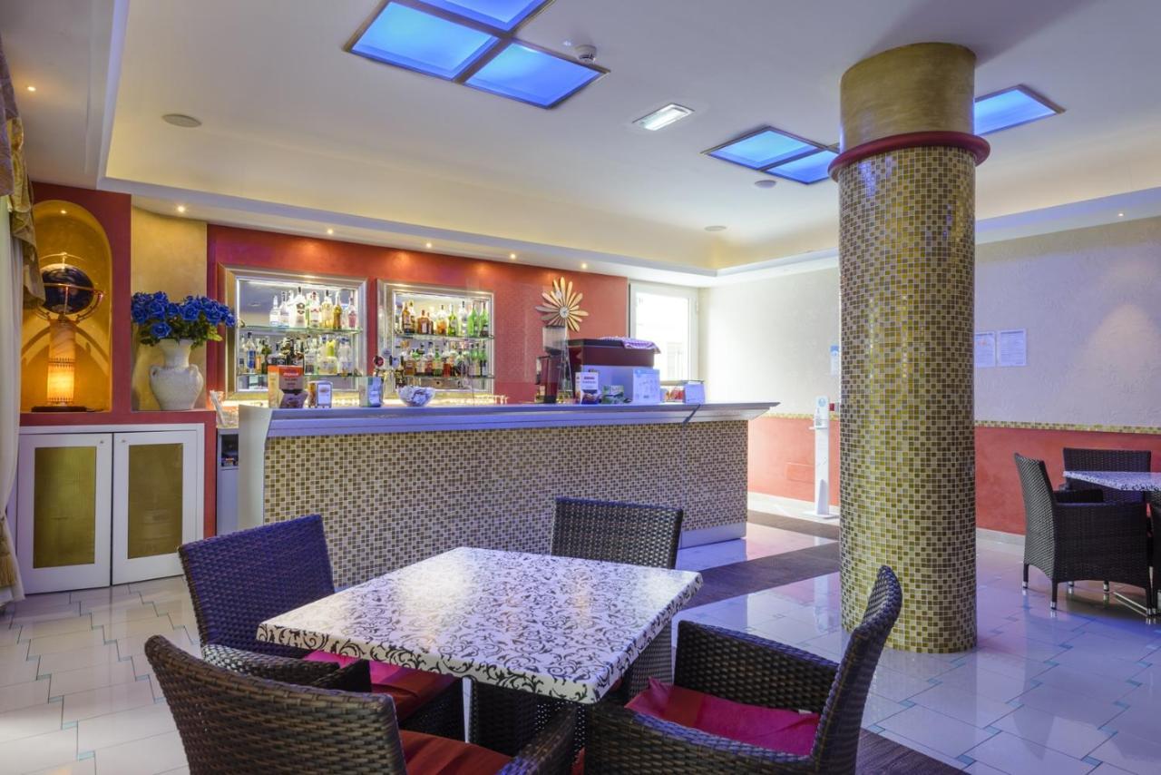 Hotel Madison Bellaria-Igea Marina Esterno foto