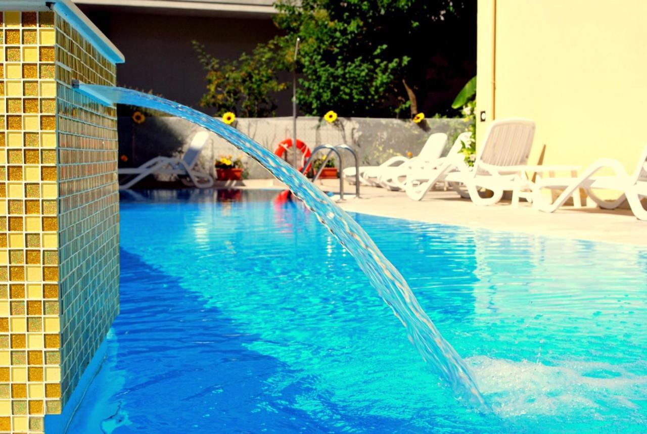 Hotel Madison Bellaria-Igea Marina Esterno foto