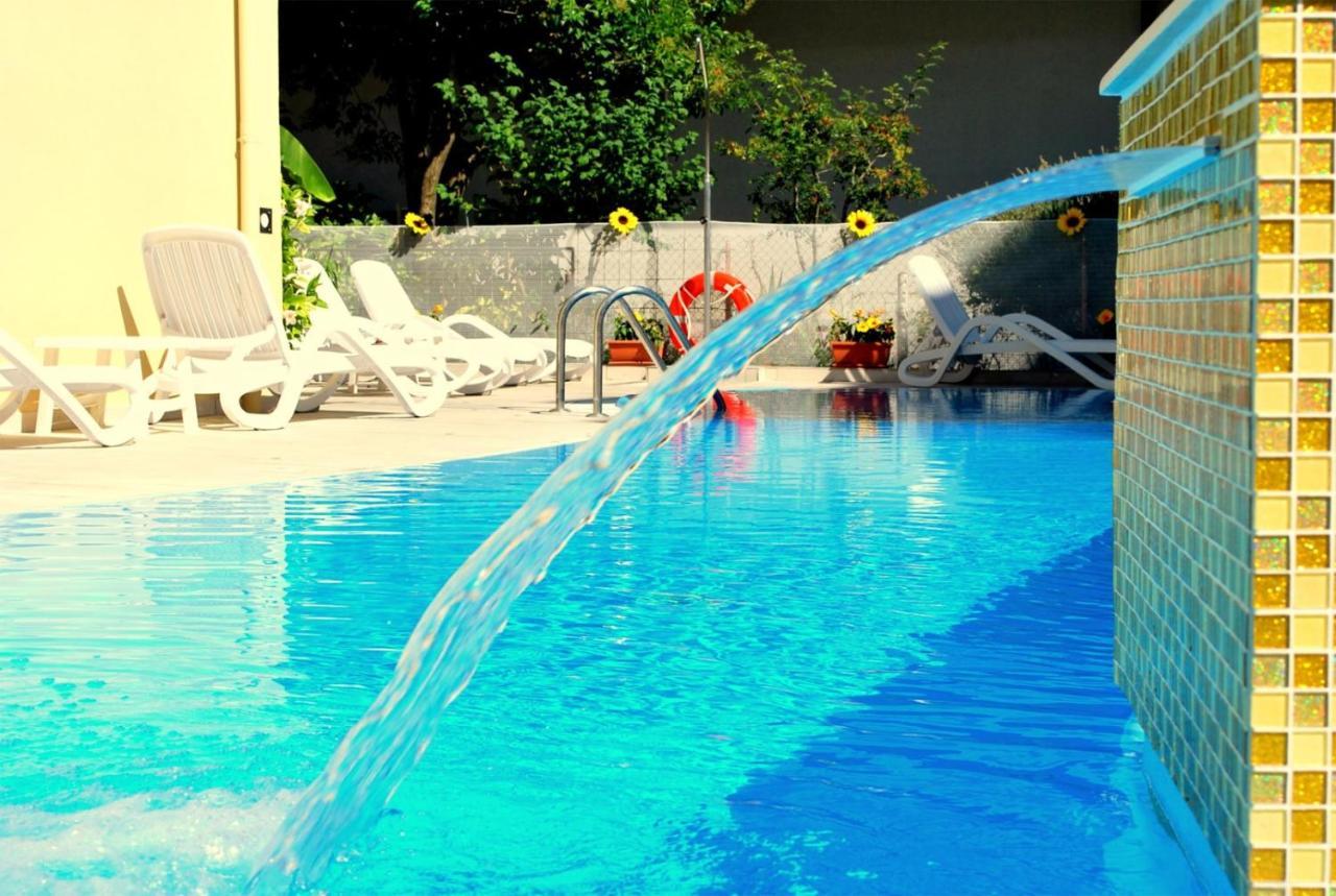 Hotel Madison Bellaria-Igea Marina Esterno foto